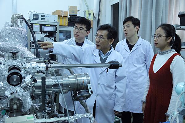 前沿科学中心主任,首席科学家薛其坤带领团队探讨量子材料研发技术